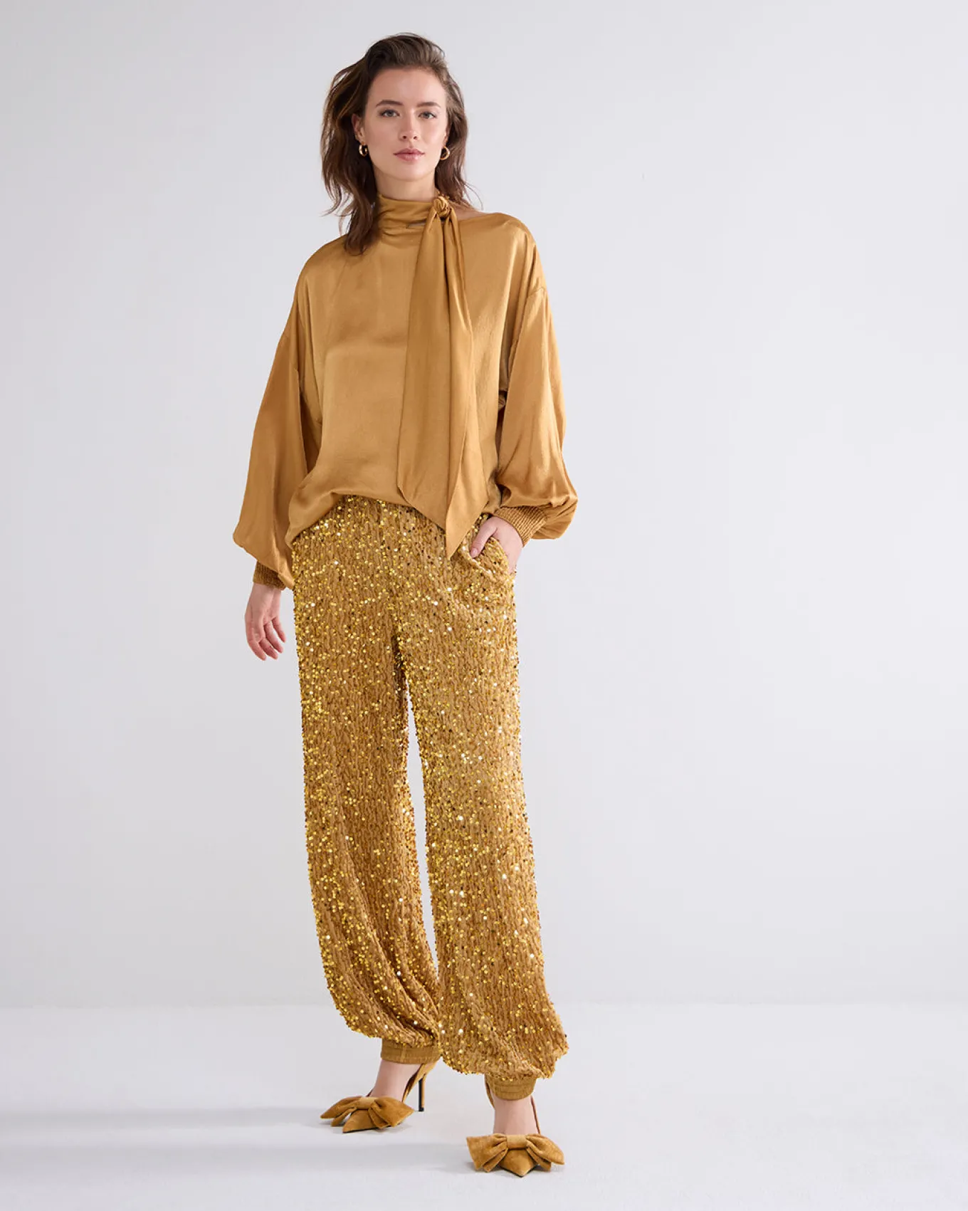 glanzende_top_met_strik_1.webp Glanzende Top Met Strik>Summum Clearance