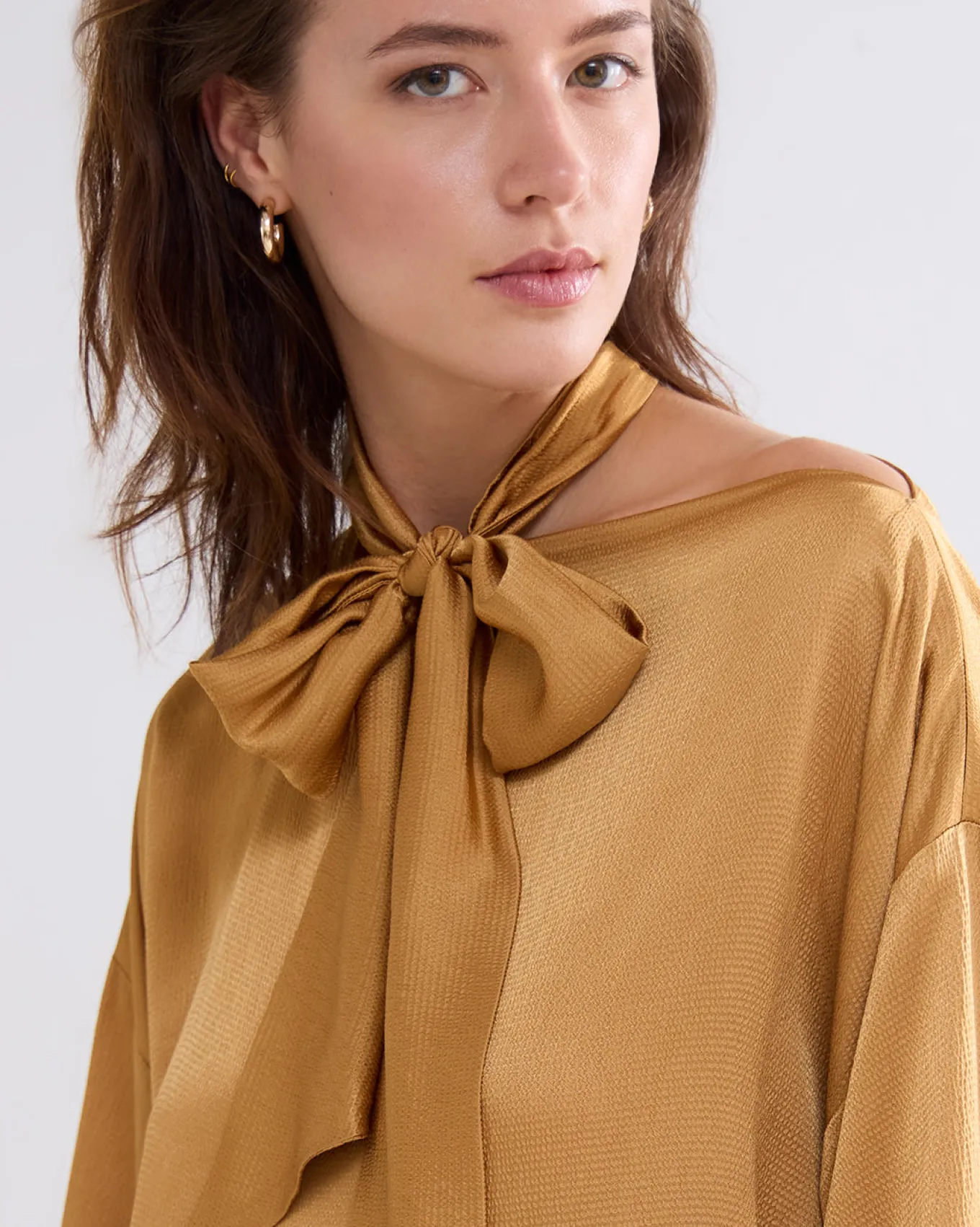 glanzende_top_met_strik_3.webp Glanzende Top Met Strik>Summum Clearance