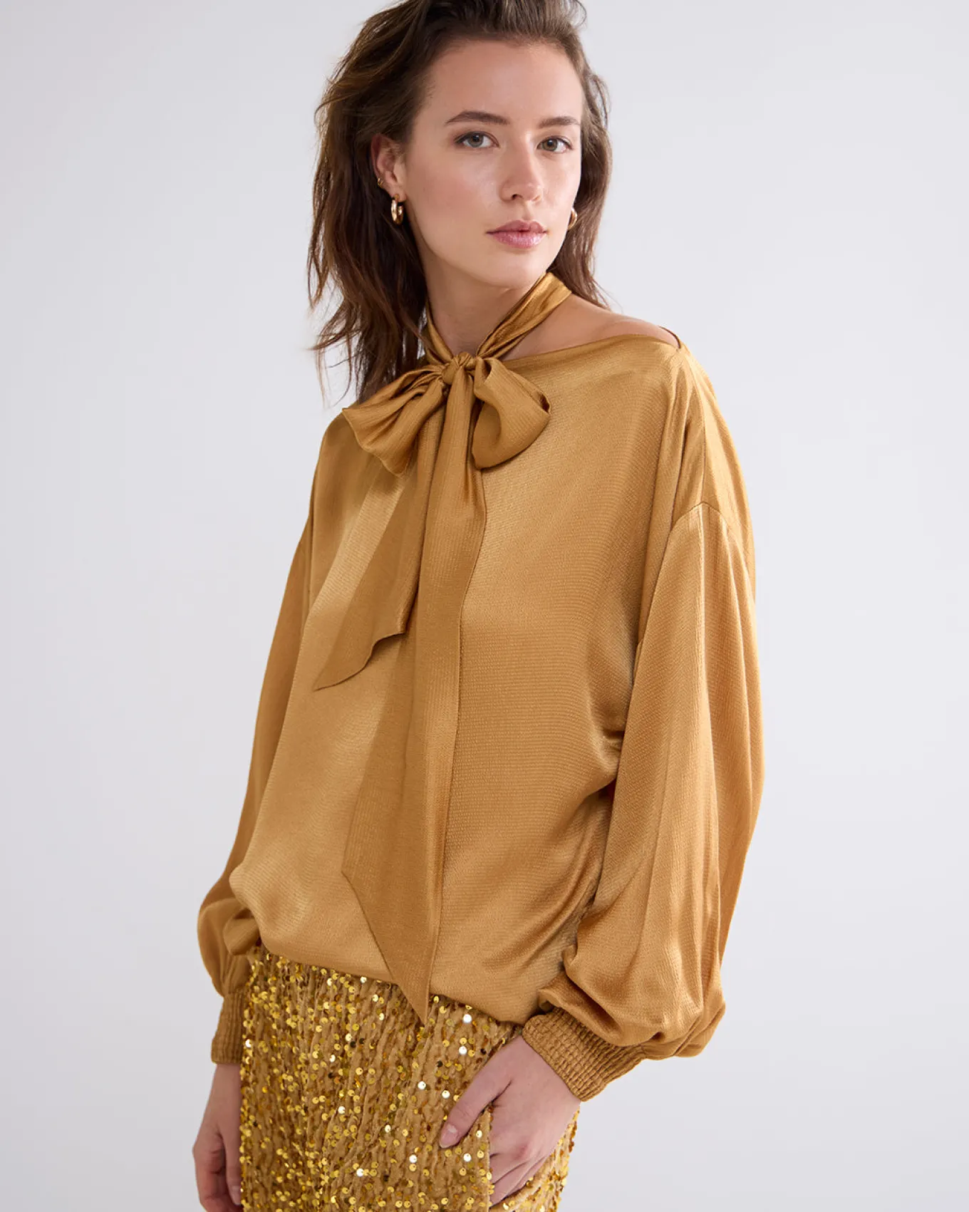 glanzende_top_met_strik_4.webp Glanzende Top Met Strik>Summum Clearance