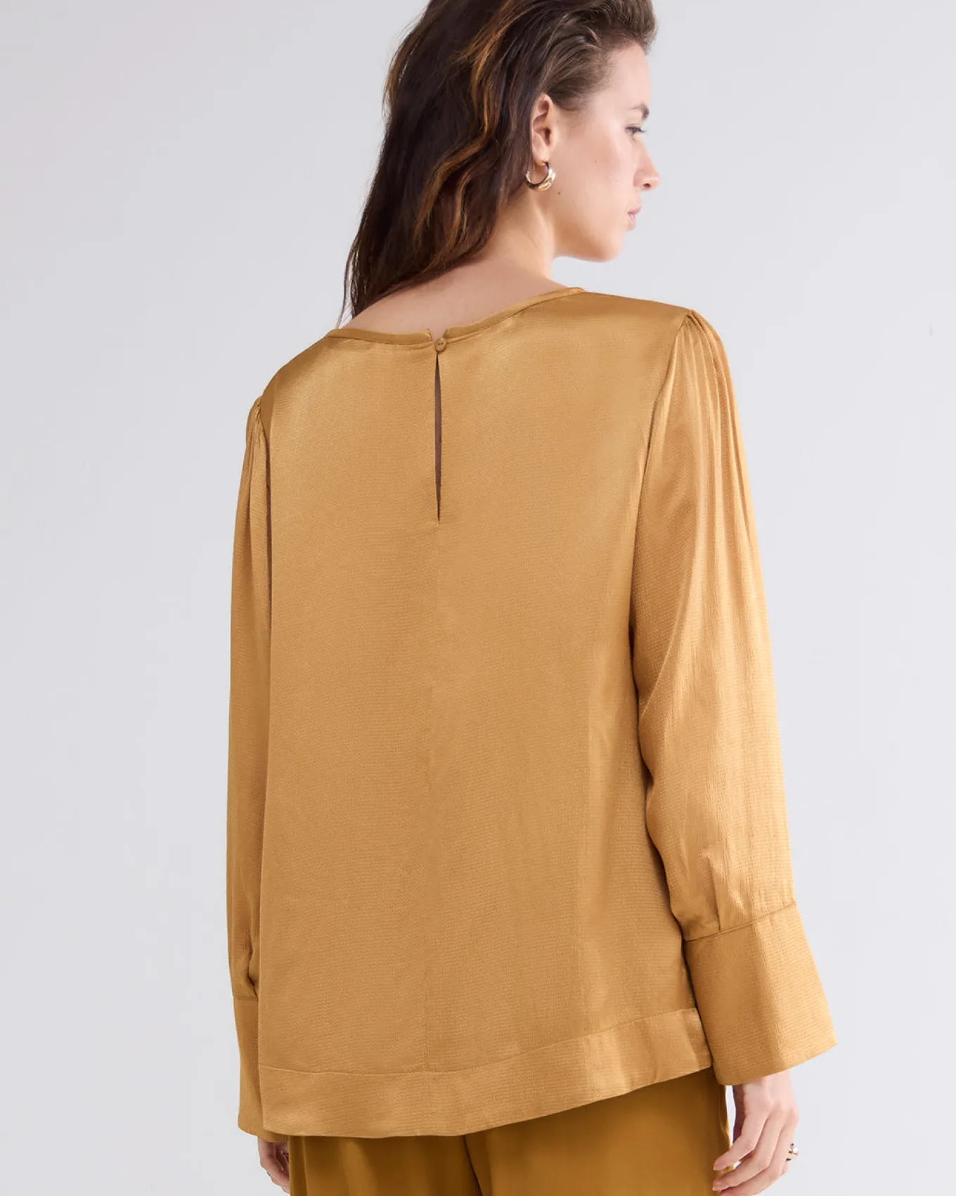 slanke_top_met_glans_2.webp Slanke Top Met Glans>Summum Fashion